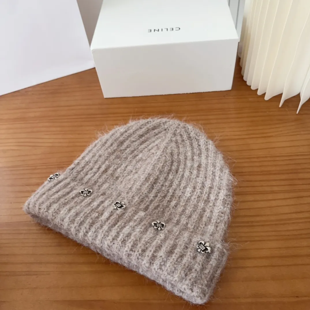 💰70 Crow Heart Autumn and Winter Wool Knitted Beanie This must be a favorite of minimalism. It is clean, neat, fashionable and versatile, and will definitely not be picky about your face shape! A fashionable classic that lasts forever! Fashionable black and white can be purchased together!